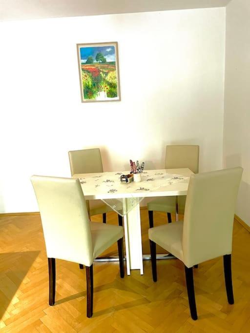 ברטיסלאבה 2,5 Izbovy Apartman V Ruzinove S Parkovanim Zdarma מראה חיצוני תמונה